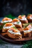 Lachs-Crostini mit Frischkäse und Dill