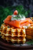 Herzhaftes Waffel-Fingerfood mit Frischkäsecreme und Räucherlachs