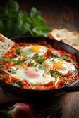 Shakshuka in einer Pfanne serviert.