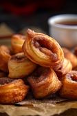 Süßes Fingerfood aus Blätterteig - Knusprige Mini-Schnecken mit Zimt-Zucker-Füllung