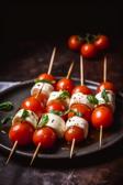 Tomaten-Mozzarella-Spießchen auf einem Teller